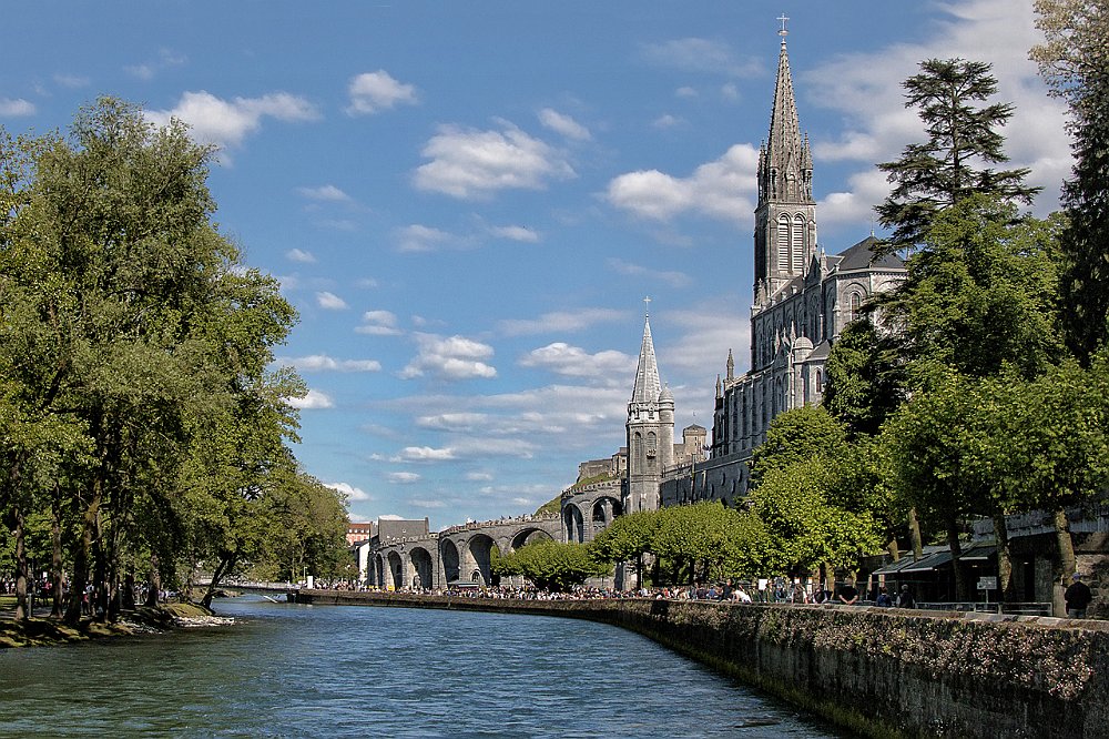 10 - LOURDES -   IL SANTUARIO CON IL SUO FIUME.jpg